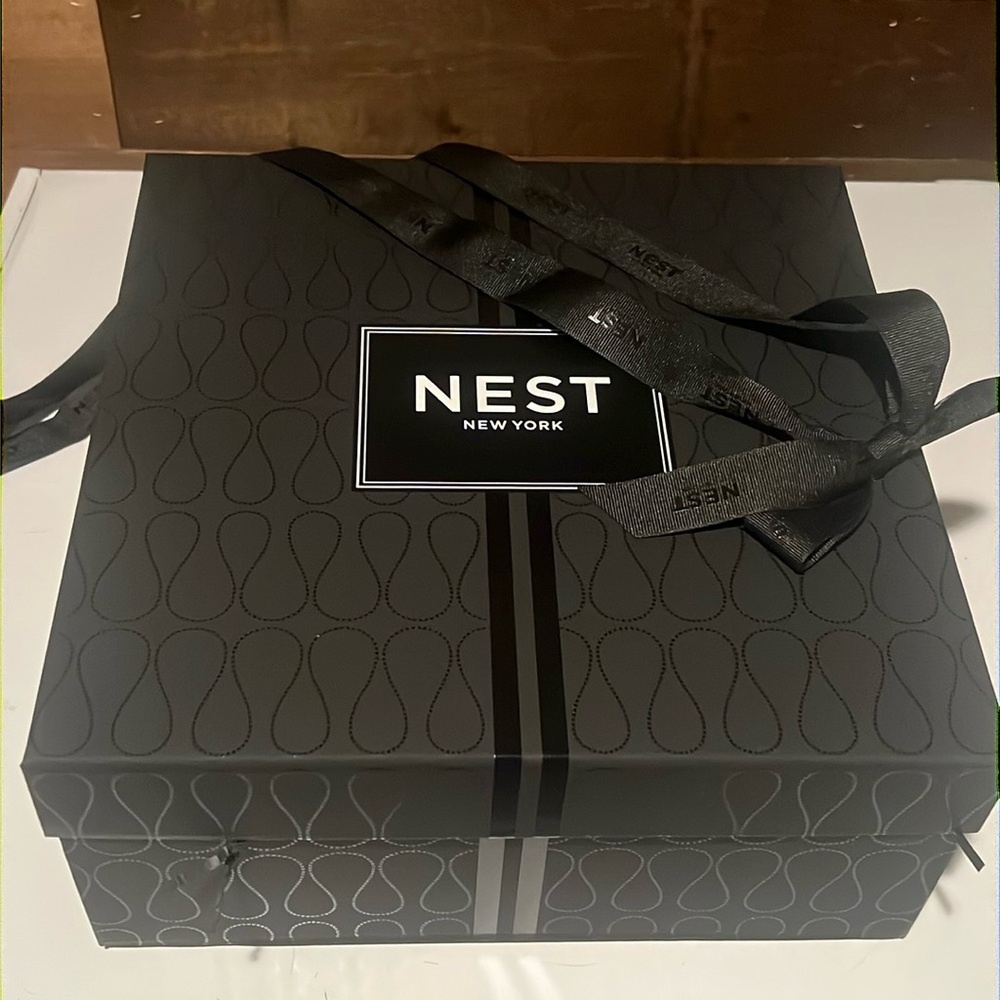 NEST Gift Box & Ribbon

Comes with mystery NEST deluxe sample 🪺